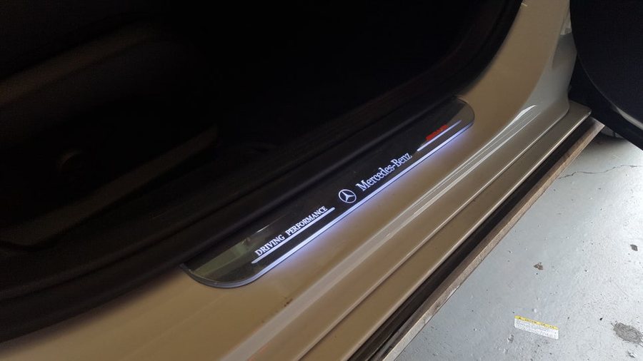 벤츠 W213 E클래스 무빙도어스커프는 E220d의 필수 악세사리