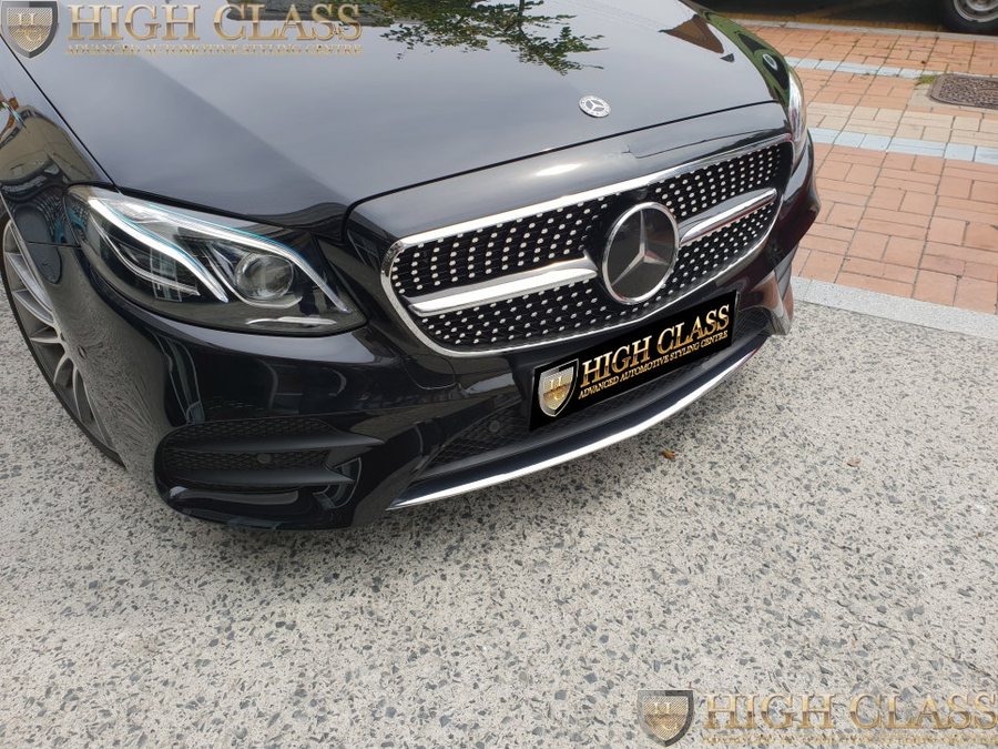 벤츠 E300 다이아몬드 그릴 AMG에 가까이