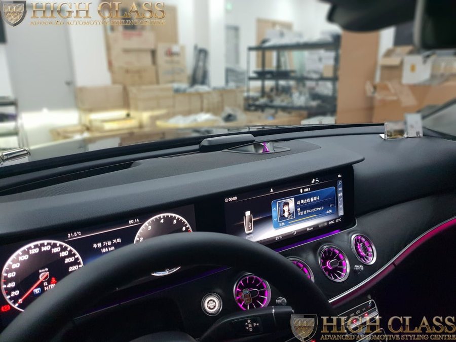 벤츠 E클래스 E300 전동 센터스피커 전동 트위터로 색다른 실내를 선보이다