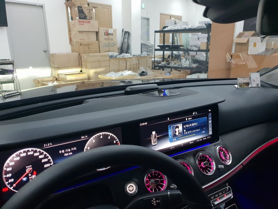 벤츠 E클래스 E300 전동 센터스피커 전동 트위터로 색다른 실내를 선보이다