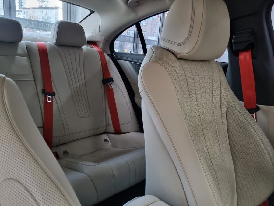벤츠 CLS 450 레드 안전벨트 베이지시트에 최고의 컬러