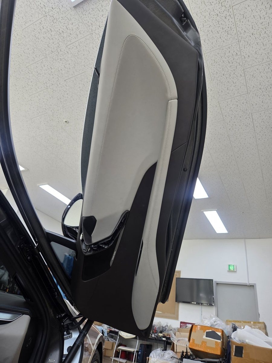 BMW i8 avi BM 100 + 포칼 바닥 우퍼 사운드를 채우다
