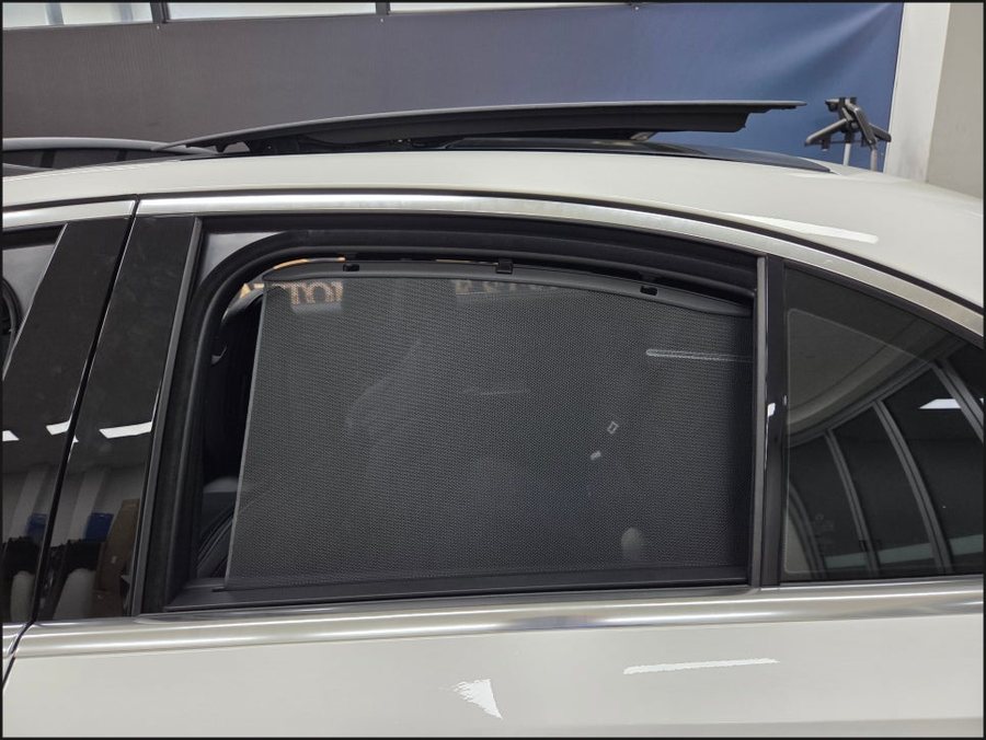 벤츠 E클래스 W214 E300 순정 리어 커튼, 2열 선쉐이드로 완성한 뒷좌석