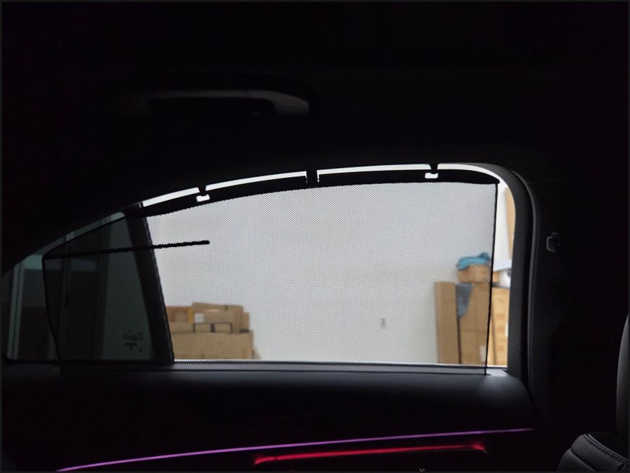 벤츠 E클래스 W214 E300 순정 리어 커튼, 2열 선쉐이드로 완성한 뒷좌석